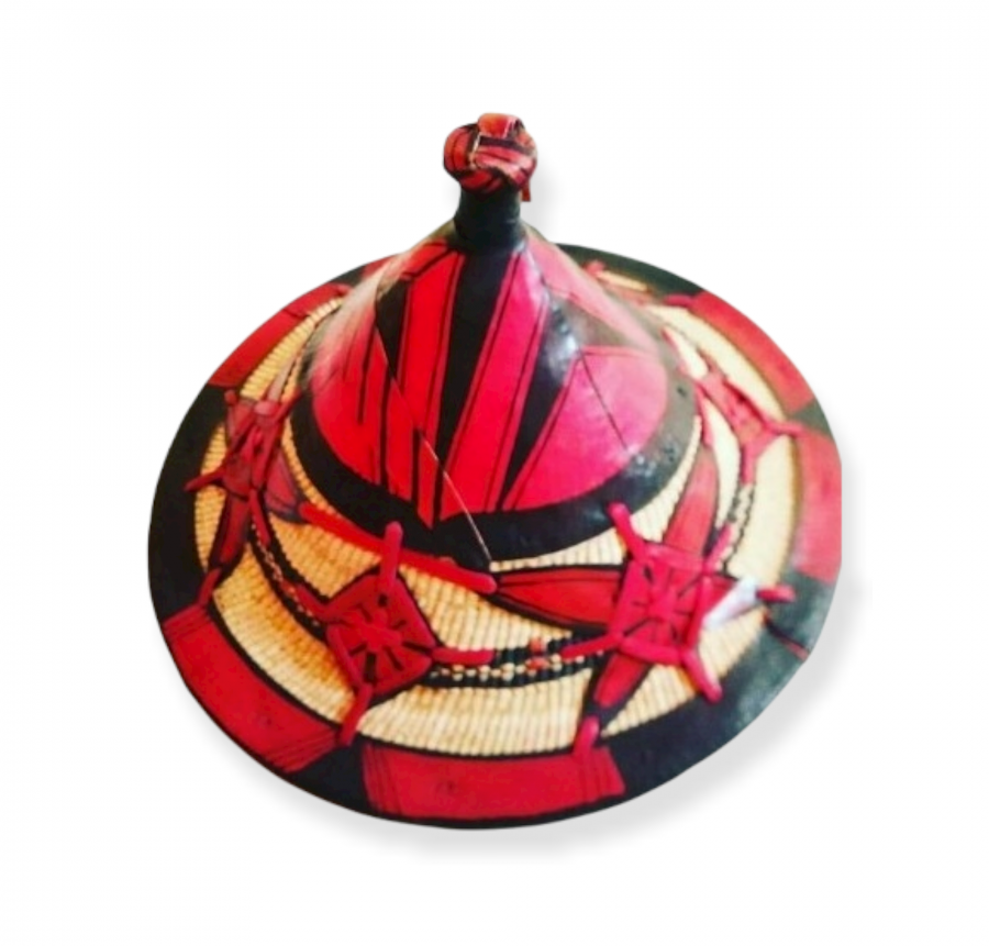 Chapeau traditionnel tressé de forme conique, aux motifs rouges, noirs et paille, présenté sur fond blanc.
